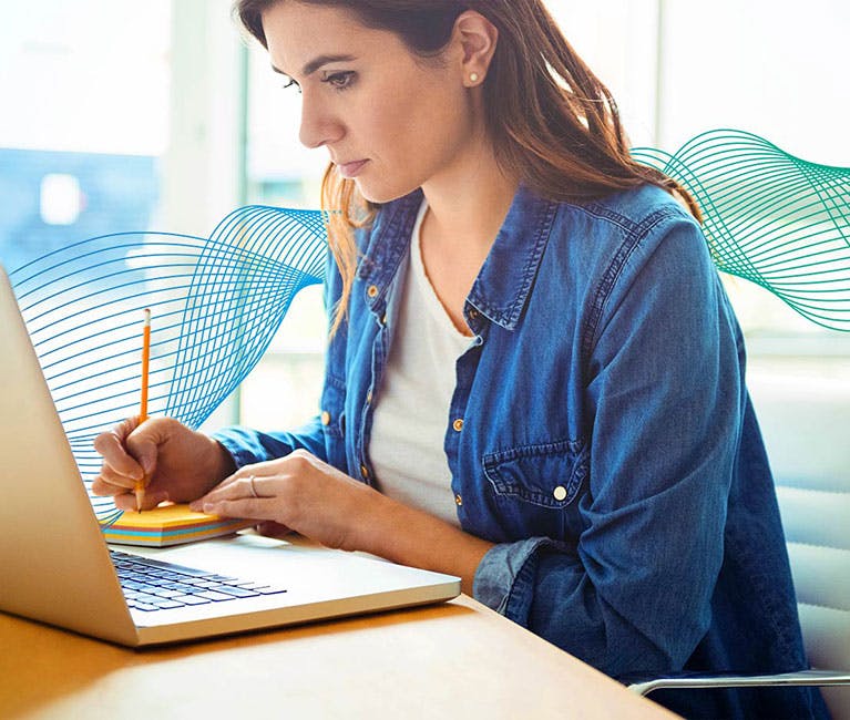 Artikel_Büro_Schnupfen_ Wie man gesund bleibt- image Erkältung im Büro vermeiden: Büro Situation in der zwei Kollegen sich unterhalten