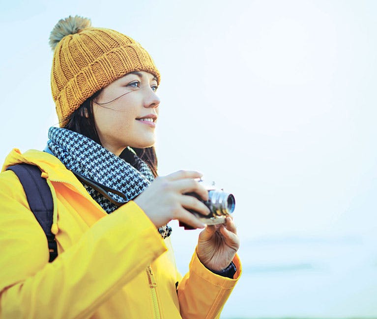 Femme avec un appareil photo soulagée d'une congestion nasale. Femme avec un appareil photo soulagée d'une congestion nasale.