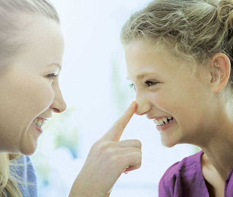 Personnes heureuses après l'utilisation d'un spray nasal lors d'un gros rhume. Personnes heureuses après l'utilisation d'un spray nasal lors d'un gros rhume.