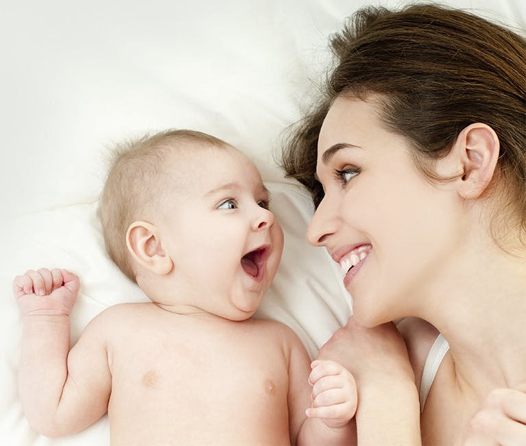 Maman qui a nettoyé le nez de son bébé avec ProRhinel pour nourrisson. Maman qui a nettoyé le nez de son bébé avec ProRhinel pour nourrisson.