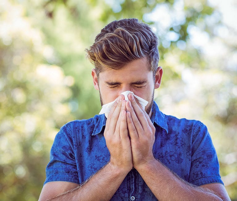 Eine junge Familie ohne Heuschnupfen genießt die Natur dank der Hilfe von Otri Allergie Nasenspray.