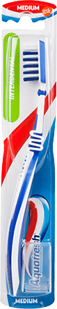 Aquafresh Everyday Clean medium toothbrush in green/white colour combination with Aquafresh colors on the packaging. Aquafresh Everyday Clean medium toothbrush in green/white colour combination with Aquafresh colors on the packaging.