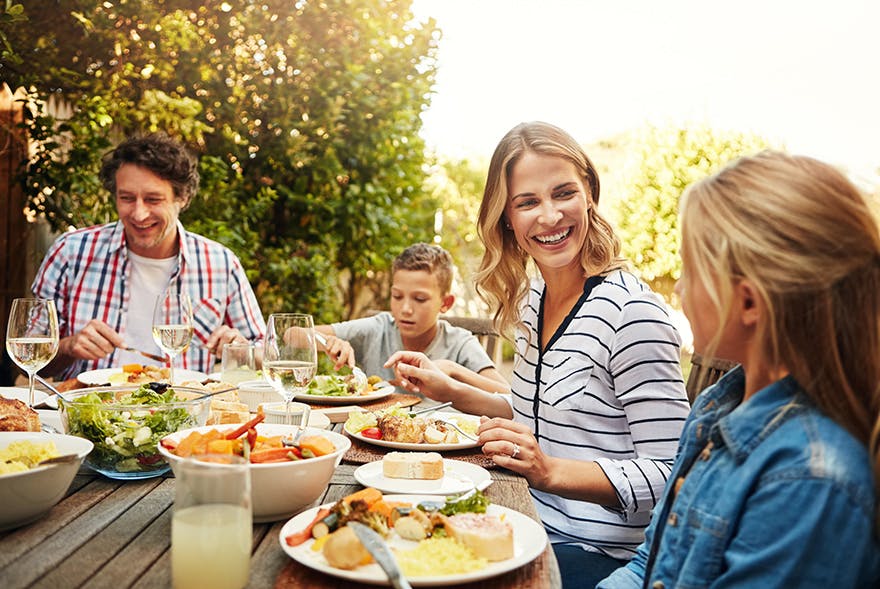 Familie am Essenstisch. Familie am Essenstisch.