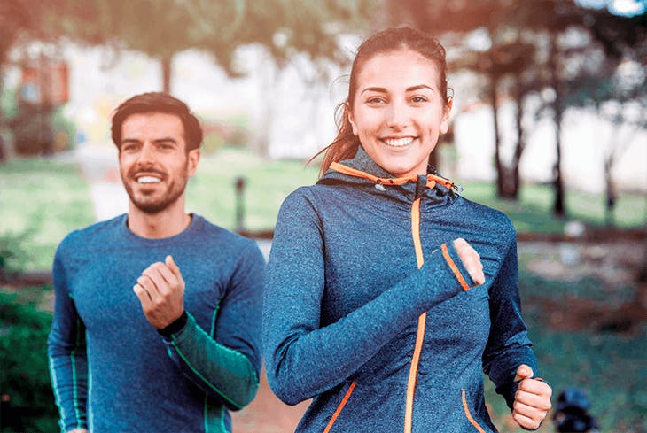 Mann und Frau joggen