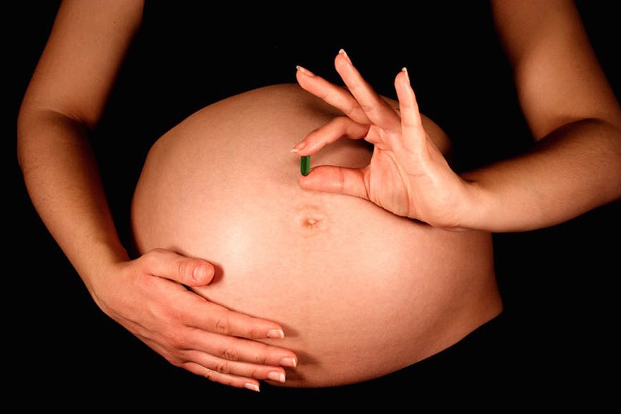 pregnant-woman-vitamins-and-supplements.jpg pregnant-woman-vitamins-and-supplements.jpg
