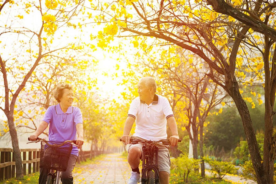 Healthy_old_couple_cycling Healthy_old_couple_cycling