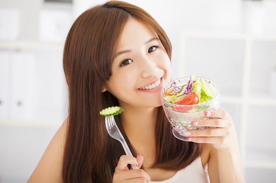 Lady_holding_a_bowl_of_salad Lady_holding_a_bowl_of_salad