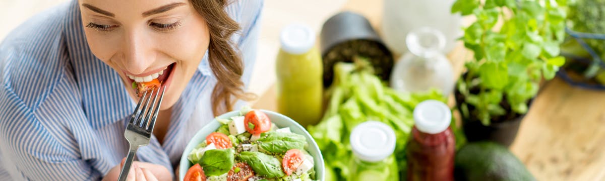 brecha_nutricional_comiendo_ensalada brecha_nutricional_comiendo_ensalada