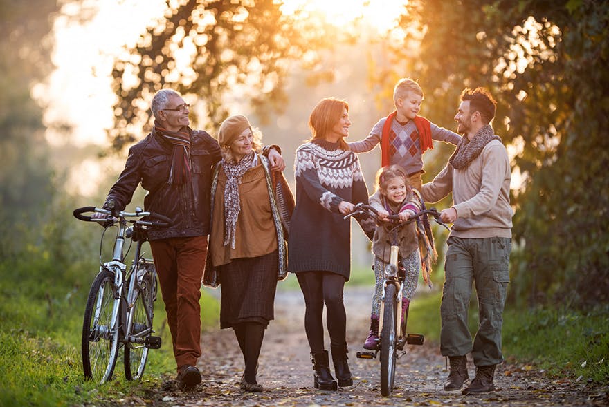 Ganze Familie bei einem Waldspaziergang. Ganze Familie bei einem Waldspaziergang.