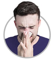 Congestion nasale | Homme qui se mouche Congestion nasale | Homme qui se mouche