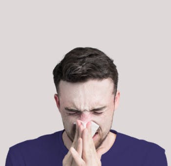 Congestion nasale | Homme qui se mouche Congestion nasale | Homme qui se mouche