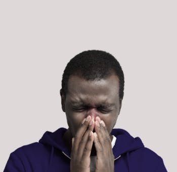 Congestion des sinus | Homme qui se mouche Congestion des sinus | Homme qui se mouche