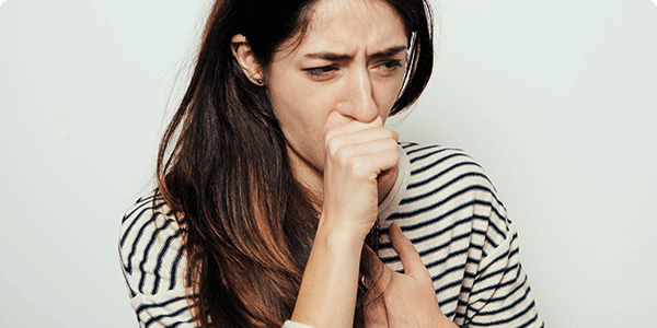 Femme qui tousse à cause d’une congestion de la poitrine Femme qui tousse à cause d’une congestion de la poitrine