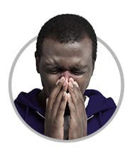 Congestion des sinus | Homme qui se mouche Congestion des sinus | Homme qui se mouche
