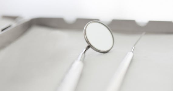 Mundgeruch bekämpfen Frau hält die Hände verschränkt vor ihren Mund