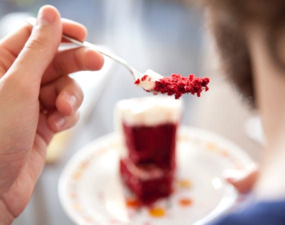 Mundgeruch bekämpfen Frau hält die Hände verschränkt vor ihren Mund