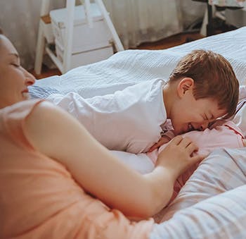 Aby Twoja skóra pozostała zregenerowana i obojętna na wpływ stresu, pamiętaj o co najmniej siedmiu godzinach snu każdej nocy. Aby Twoja skóra pozostała zregenerowana i obojętna na wpływ stresu, pamiętaj o co najmniej siedmiu godzinach snu każdej nocy.