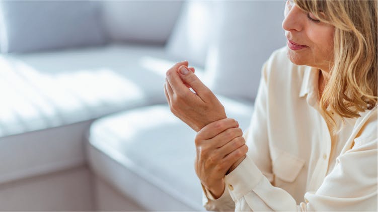 Voltarol_220_Health_Portal_750x421 2 Woman holding wrist