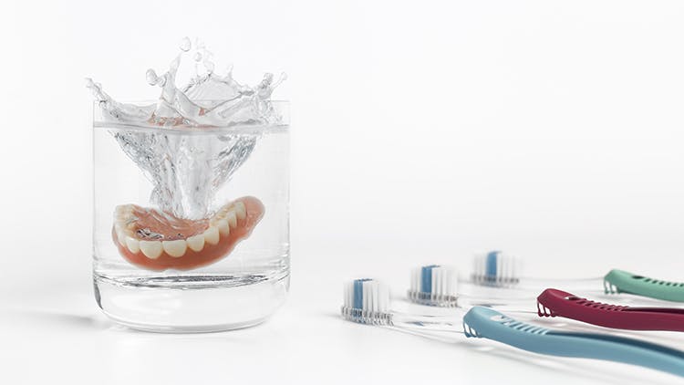 385112887 Cuidado diario de la prótesis dental en casa