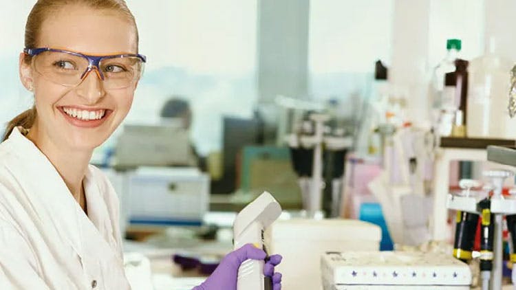 Científica en laboratorio Científica en laboratorio