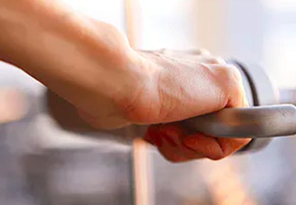 Personne qui tient une poignée de porte Personne qui tient une poignée de porte