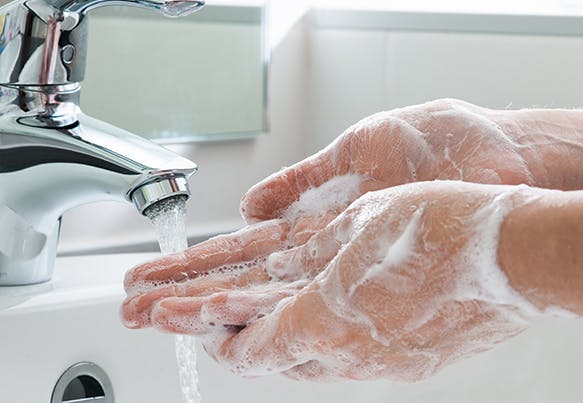 Personne qui se lave les mains Personne qui se lave les mains