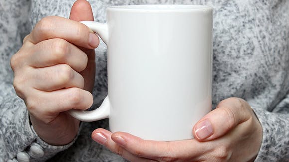 Personne qui a une boisson chaude à la main Personne qui a une boisson chaude à la main