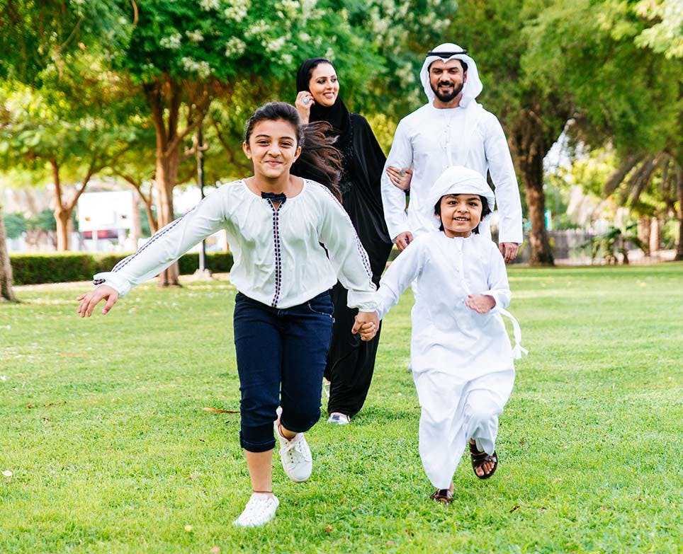 عائلة تتنزّه في الطبيعة عائلة تتنزّه في الطبيعة