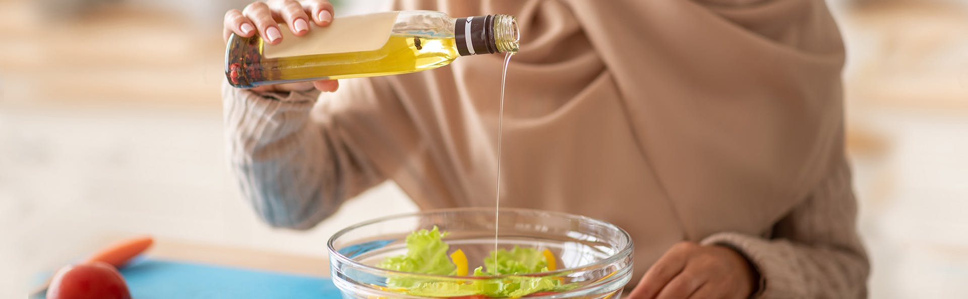 امرأة تضيف الزيت إلى السلطة امرأة تضيف الزيت إلى السلطة