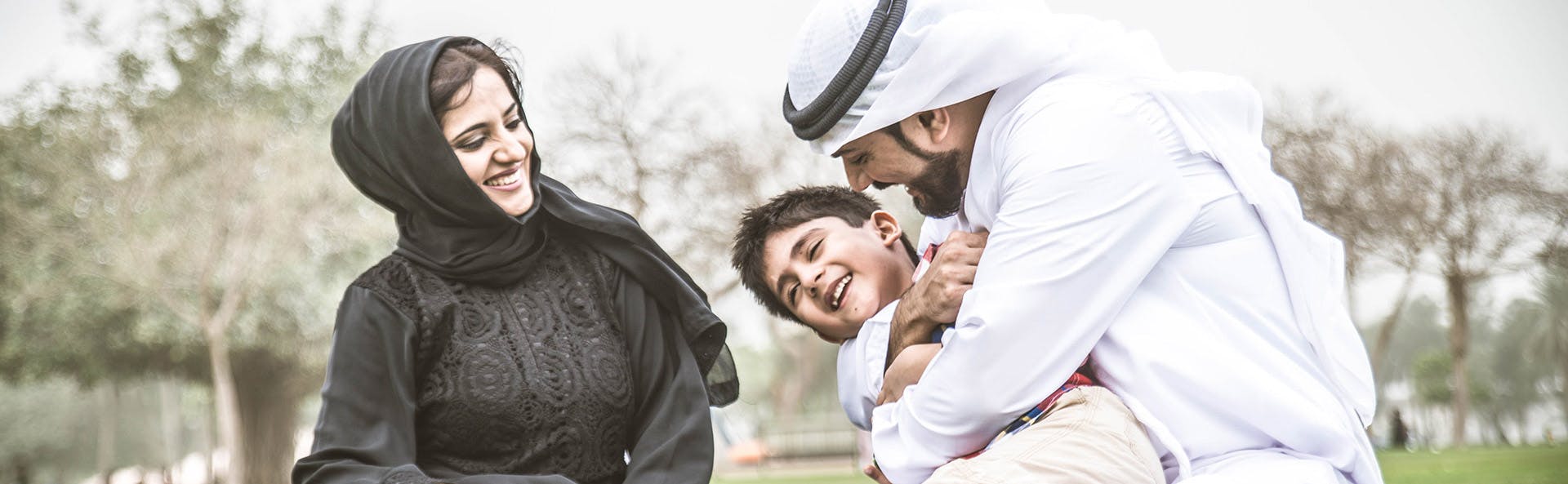 عائلة تمرح في الطبيعة عائلة تمرح في الطبيعة