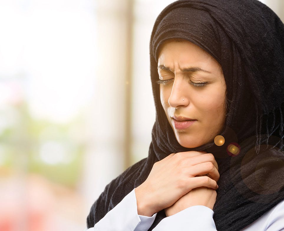 امرأة تشعر بالتهاب الحلق امرأة تشعر بالتهاب الحلق