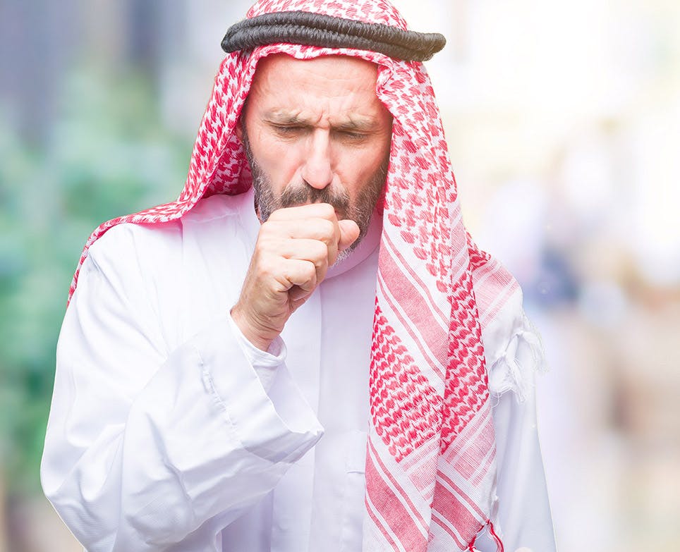 رجل يعاني من السعال والألم في الجسم رجل يعاني من السعال والألم في الجسم