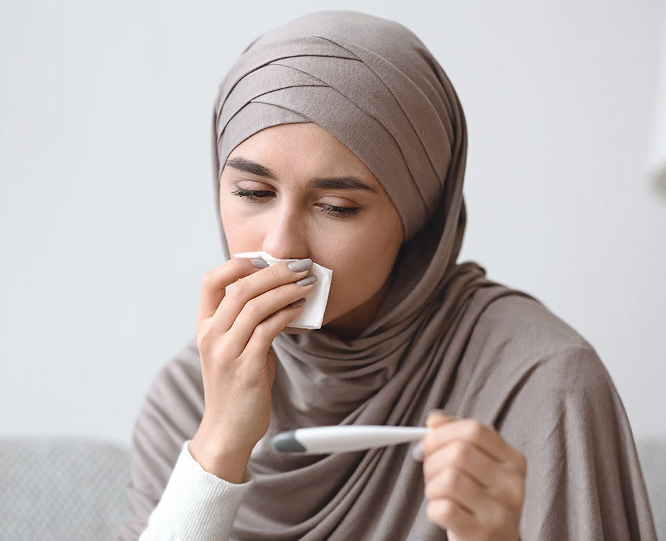 امرأة مصابة بالحمى امرأة مصابة بالحمى