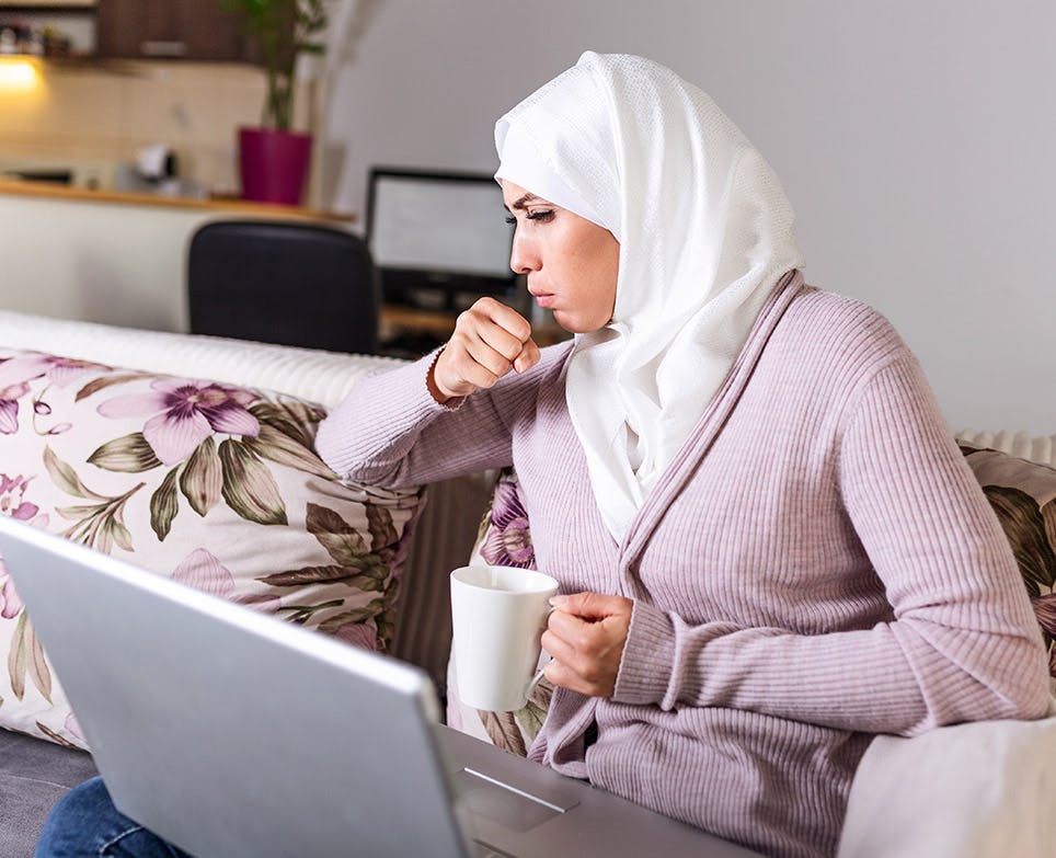 امرأة تعالج السعال بمشروب ساخن امرأة تعالج السعال بمشروب ساخن