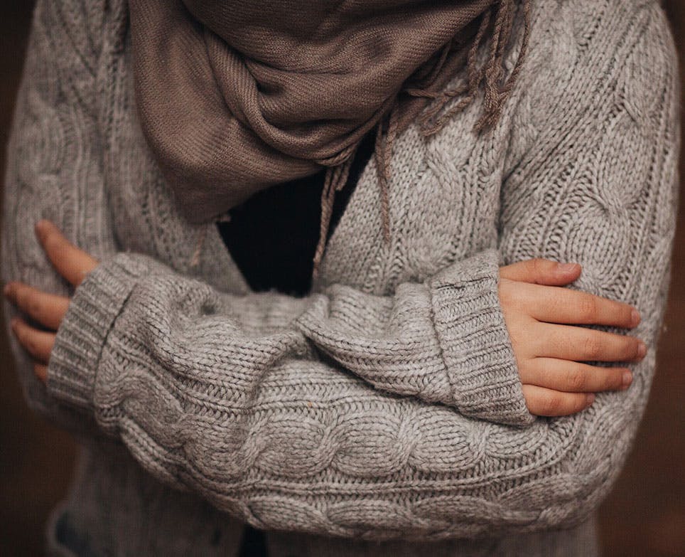 امرأة تشعر بألم الجسم والبرد امرأة تشعر بألم الجسم والبرد