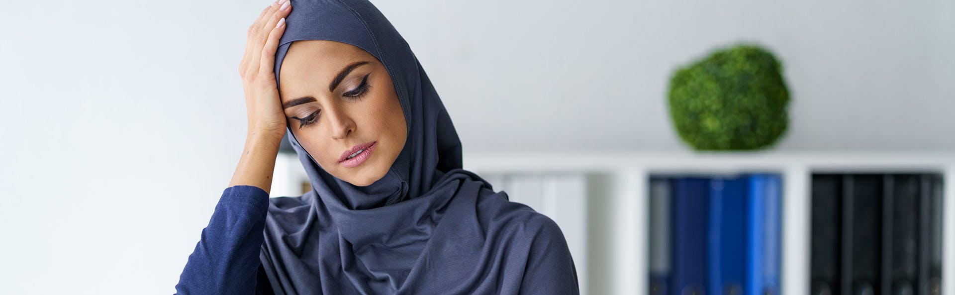 امرأة تشعر بألم في الرأس امرأة تشعر بألم في الرأس