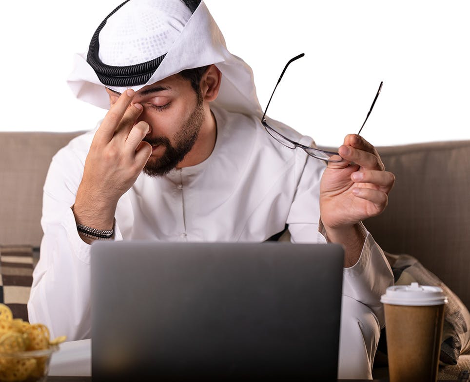 رجل ينزع نظاراته لأنه يعاني من صداع رجل ينزع نظاراته لأنه يعاني من صداع
