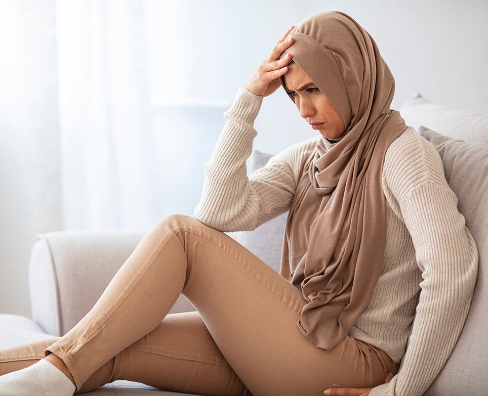 امرأة في المنزل تعاني من وجع في الرأس امرأة في المنزل تعاني من وجع في الرأس