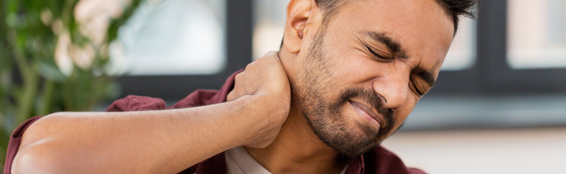 رجل يشعر بألم الرقبة رجل يشعر بألم الرقبة