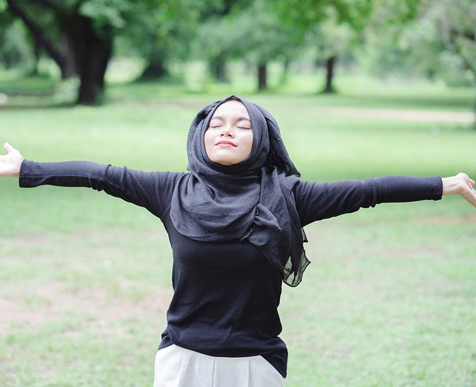 امرأة تتنشّق الهواء النظيف امرأة تتنشّق الهواء النظيف