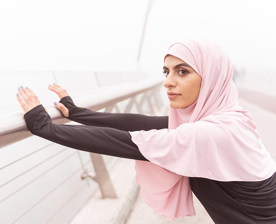 امرأة تتحضّر للرياضة امرأة تتحضّر للرياضة
