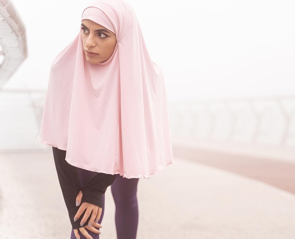 امرأة تشعر بألم العضلات امرأة تشعر بألم العضلات