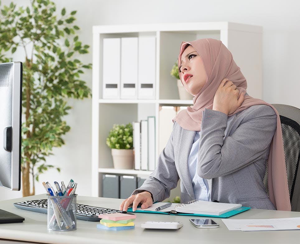 امرأة تعاني من وجع في الرقبة امرأة تعاني من وجع في الرقبة