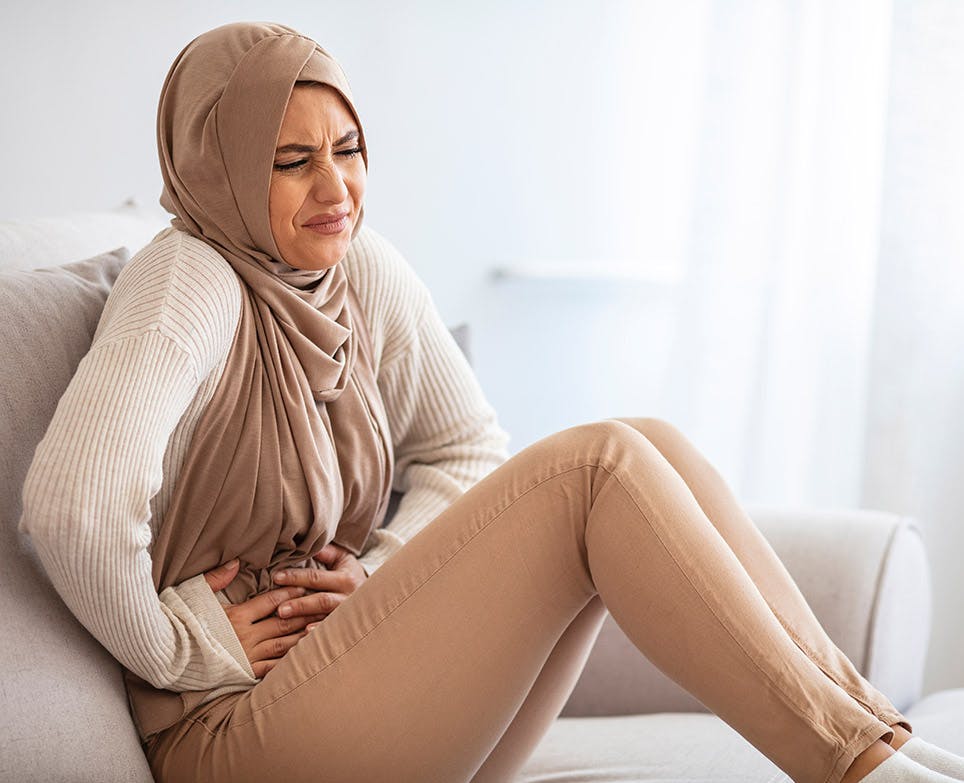 امرأة تشعر بآألم وتشنّج في المعدة امرأة تشعر بآألم وتشنّج في المعدة