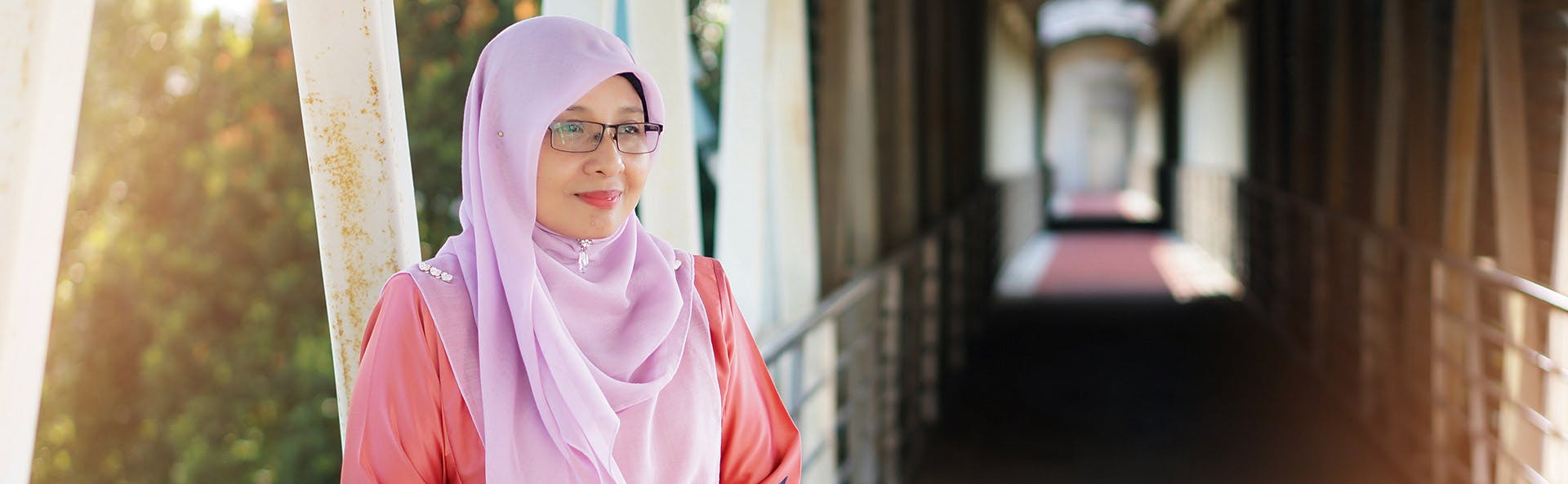 امرأة تمشي امرأة تمشي
