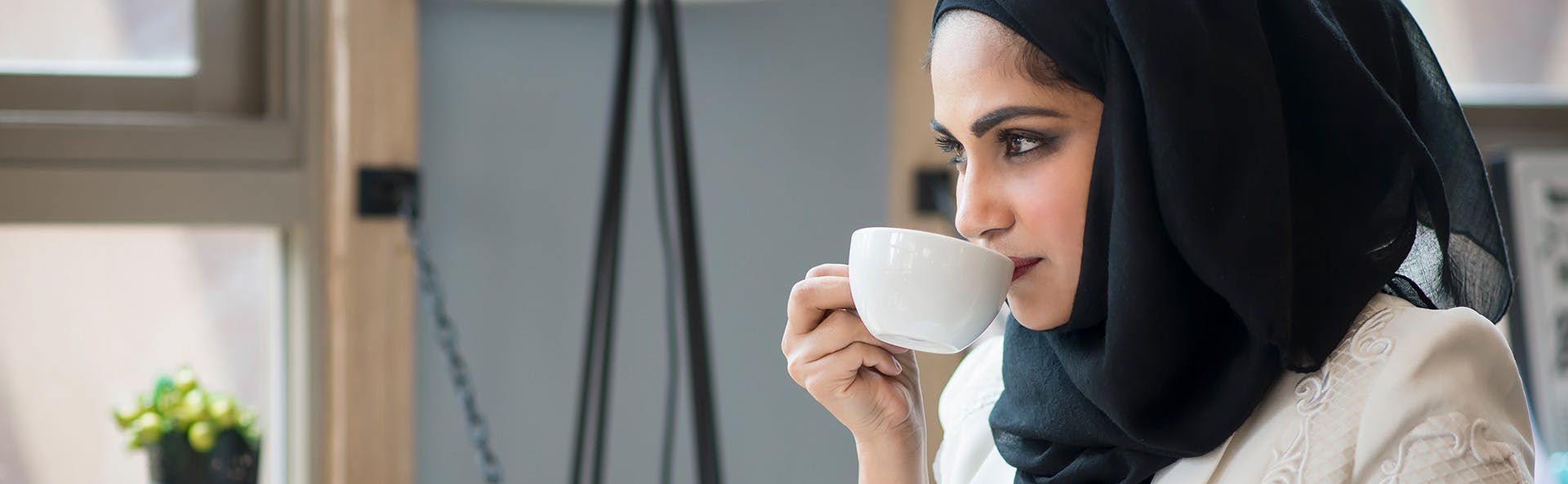 امرأة تحتسي الشاي امرأة تحتسي الشاي