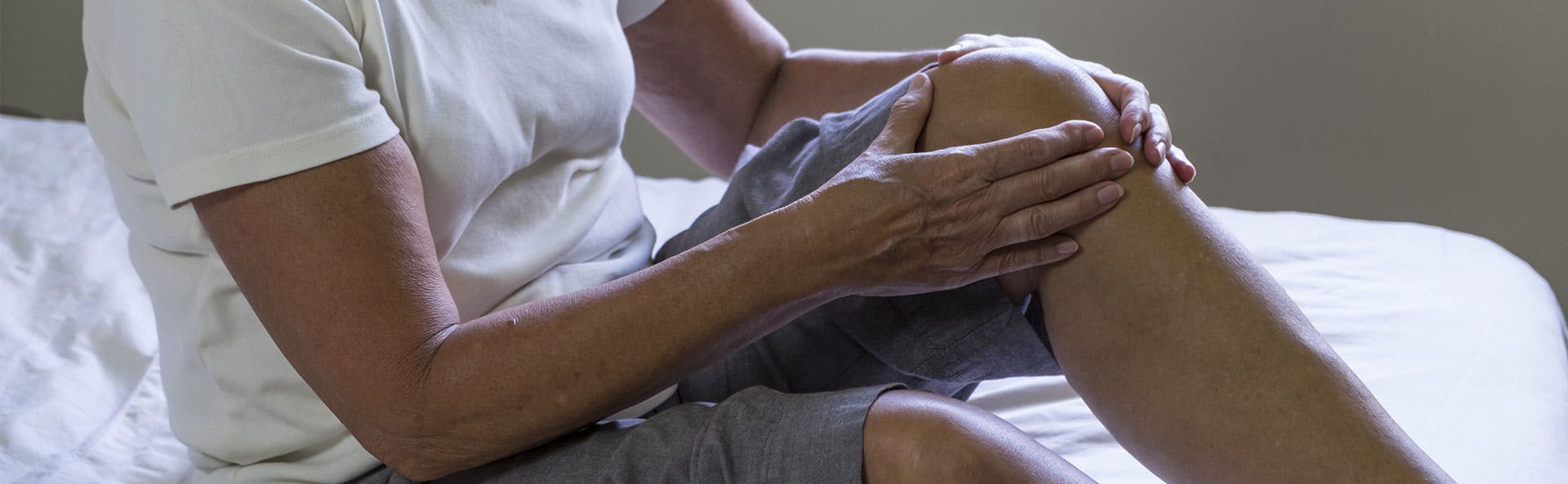 A woman dealing with knee pain A woman dealing with knee pain