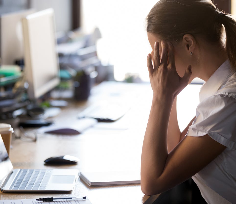 Mujer sujetándose la cabeza a causa del dolor. Mujer sujetándose la cabeza a causa del dolor.
