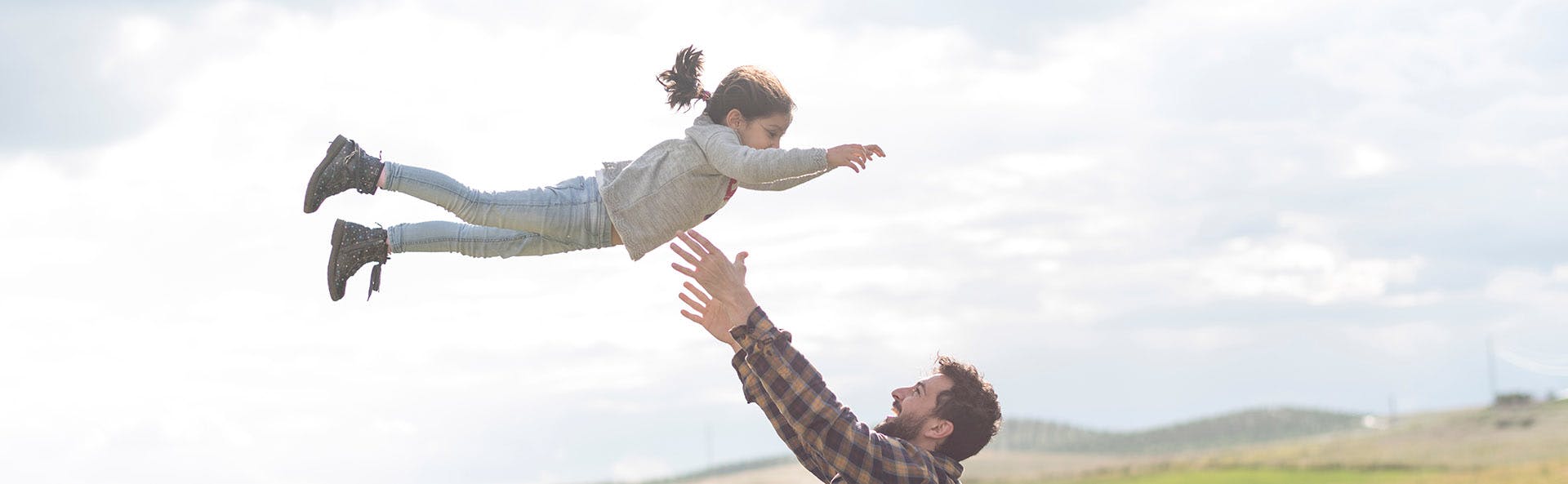 Padre juegando con su hija. Padre juegando con su hija.