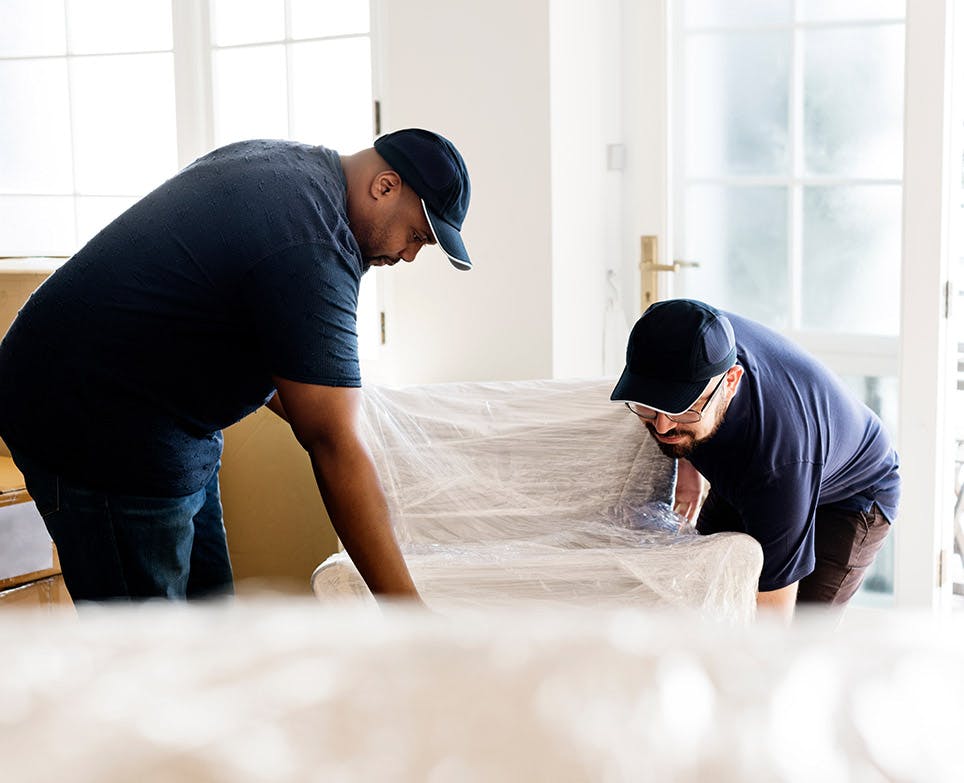 Dos hombres levantando un mueble. Dos hombres levantando un mueble.